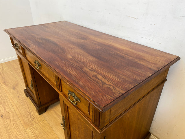 WMK Schöner und geräumiger freistehender antiker Schreibtisch im englischem Stil aus vollem Eichenholz mit edlen Messingbeschlägen, um 1910 # Desk Bürotisch Arbeitstisch Sekretär Jugendstil Vintage