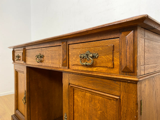 WMK Schöner und geräumiger freistehender antiker Schreibtisch im englischem Stil aus vollem Eichenholz mit edlen Messingbeschlägen, um 1910 # Desk Bürotisch Arbeitstisch Sekretär Jugendstil Vintage