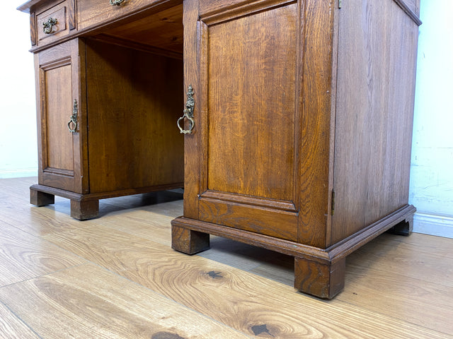 WMK Schöner und geräumiger freistehender antiker Schreibtisch im englischem Stil aus vollem Eichenholz mit edlen Messingbeschlägen, um 1910 # Desk Bürotisch Arbeitstisch Sekretär Jugendstil Vintage