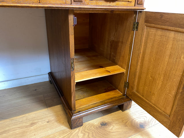 WMK Schöner und geräumiger freistehender antiker Schreibtisch im englischem Stil aus vollem Eichenholz mit edlen Messingbeschlägen, um 1910 # Desk Bürotisch Arbeitstisch Sekretär Jugendstil Vintage