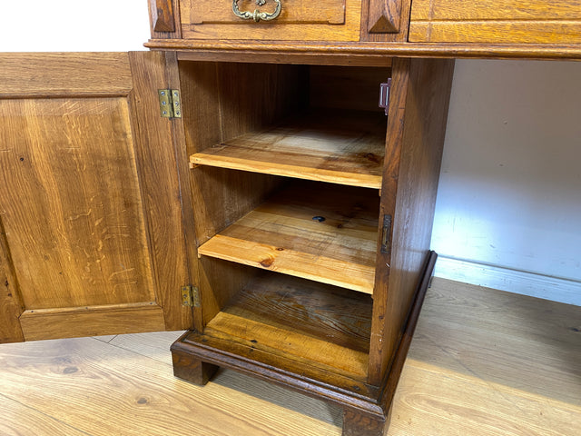 WMK Schöner und geräumiger freistehender antiker Schreibtisch im englischem Stil aus vollem Eichenholz mit edlen Messingbeschlägen, um 1910 # Desk Bürotisch Arbeitstisch Sekretär Jugendstil Vintage