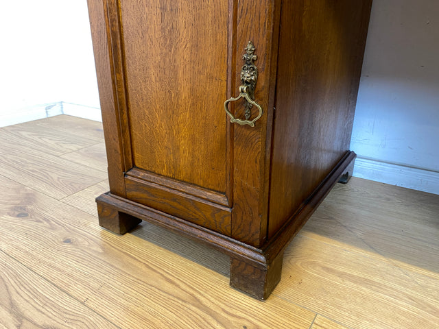 WMK Schöner und geräumiger freistehender antiker Schreibtisch im englischem Stil aus vollem Eichenholz mit edlen Messingbeschlägen, um 1910 # Desk Bürotisch Arbeitstisch Sekretär Jugendstil Vintage