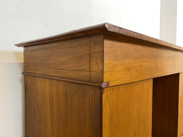 WMK Schöner und geräumiger freistehender antiker Schreibtisch im englischem Stil aus vollem Eichenholz mit edlen Messingbeschlägen, um 1910 # Desk Bürotisch Arbeitstisch Sekretär Jugendstil Vintage