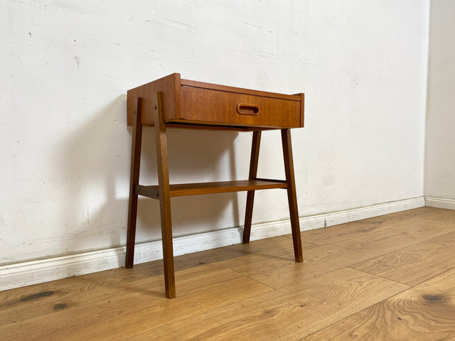 WMK Kleine stilvolle skandinavische Kommode in Teakholz mit Schublade und Ablage # Beistelltisch Nachttisch Nachtkommode Nachtschränkchen Nachtschrank Danish Design Vintage Mid-Century Teak 60er