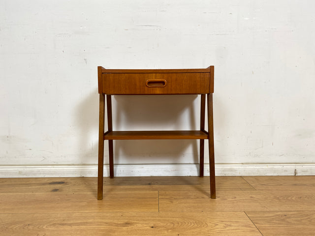 WMK Kleine stilvolle skandinavische Kommode in Teakholz mit Schublade und Ablage # Beistelltisch Nachttisch Nachtkommode Nachtschränkchen Nachtschrank Danish Design Vintage Mid-Century Teak 60er