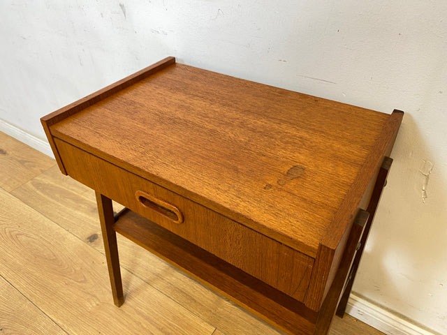 WMK Kleine stilvolle skandinavische Kommode in Teakholz mit Schublade und Ablage # Beistelltisch Nachttisch Nachtkommode Nachtschränkchen Nachtschrank Danish Design Vintage Mid-Century Teak 60er