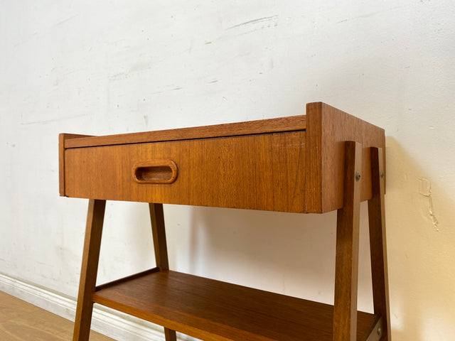 WMK Kleine stilvolle skandinavische Kommode in Teakholz mit Schublade und Ablage # Beistelltisch Nachttisch Nachtkommode Nachtschränkchen Nachtschrank Danish Design Vintage Mid-Century Teak 60er