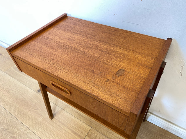 WMK Kleine stilvolle skandinavische Kommode in Teakholz mit Schublade und Ablage # Beistelltisch Nachttisch Nachtkommode Nachtschränkchen Nachtschrank Danish Design Vintage Mid-Century Teak 60er