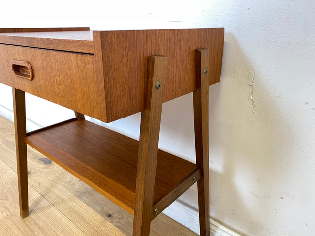 WMK Kleine stilvolle skandinavische Kommode in Teakholz mit Schublade und Ablage # Beistelltisch Nachttisch Nachtkommode Nachtschränkchen Nachtschrank Danish Design Vintage Mid-Century Teak 60er