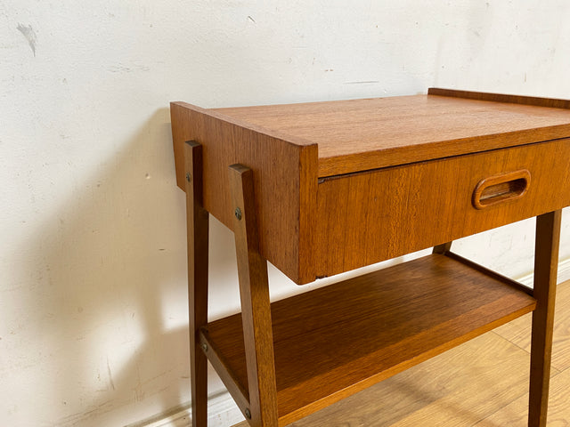 WMK Kleine stilvolle skandinavische Kommode in Teakholz mit Schublade und Ablage # Beistelltisch Nachttisch Nachtkommode Nachtschränkchen Nachtschrank Danish Design Vintage Mid-Century Teak 60er