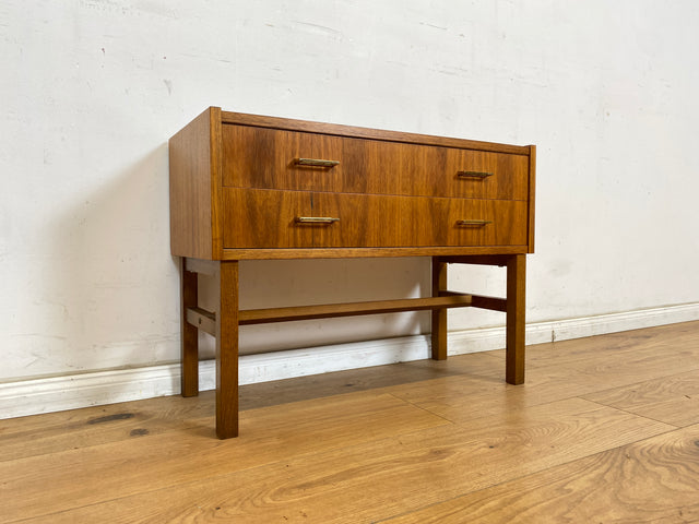 WMK Stilvolle und sehr gut erhaltene kleine skandinavische Kommode in Nussbaum mit Schubladen & schönen Messinggriffen # Lowboard Sideboard Schubladenkommode TV-Lowboard Mid-Century Vintage 60er 70er