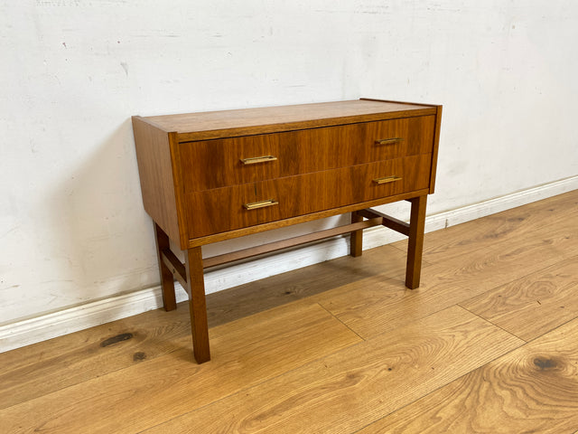 WMK Stilvolle und sehr gut erhaltene kleine skandinavische Kommode in Nussbaum mit Schubladen & schönen Messinggriffen # Lowboard Sideboard Schubladenkommode TV-Lowboard Mid-Century Vintage 60er 70er