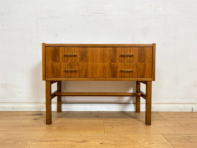 WMK Stilvolle und sehr gut erhaltene kleine skandinavische Kommode in Nussbaum mit Schubladen & schönen Messinggriffen # Lowboard Sideboard Schubladenkommode TV-Lowboard Mid-Century Vintage 60er 70er