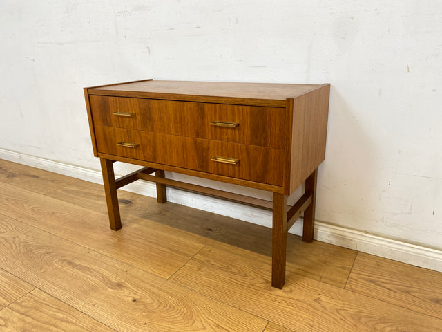 WMK Stilvolle und sehr gut erhaltene kleine skandinavische Kommode in Nussbaum mit Schubladen & schönen Messinggriffen # Lowboard Sideboard Schubladenkommode TV-Lowboard Mid-Century Vintage 60er 70er