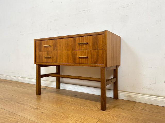 WMK Stilvolle und sehr gut erhaltene kleine skandinavische Kommode in Nussbaum mit Schubladen & schönen Messinggriffen # Lowboard Sideboard Schubladenkommode TV-Lowboard Mid-Century Vintage 60er 70er