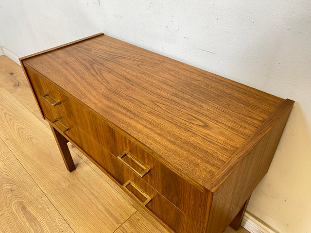 WMK Stilvolle und sehr gut erhaltene kleine skandinavische Kommode in Nussbaum mit Schubladen & schönen Messinggriffen # Lowboard Sideboard Schubladenkommode TV-Lowboard Mid-Century Vintage 60er 70er