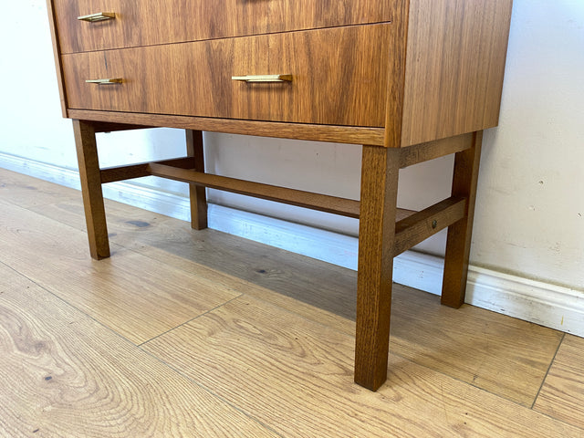 WMK Stilvolle und sehr gut erhaltene kleine skandinavische Kommode in Nussbaum mit Schubladen & schönen Messinggriffen # Lowboard Sideboard Schubladenkommode TV-Lowboard Mid-Century Vintage 60er 70er