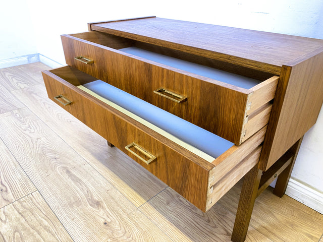 WMK Stilvolle und sehr gut erhaltene kleine skandinavische Kommode in Nussbaum mit Schubladen & schönen Messinggriffen # Lowboard Sideboard Schubladenkommode TV-Lowboard Mid-Century Vintage 60er 70er