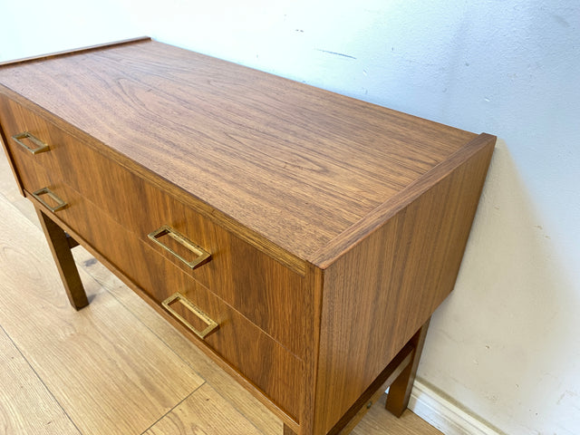 WMK Stilvolle und sehr gut erhaltene kleine skandinavische Kommode in Nussbaum mit Schubladen & schönen Messinggriffen # Lowboard Sideboard Schubladenkommode TV-Lowboard Mid-Century Vintage 60er 70er