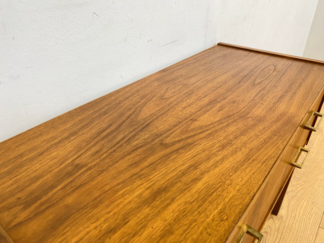 WMK Stilvolle und sehr gut erhaltene kleine skandinavische Kommode in Nussbaum mit Schubladen & schönen Messinggriffen # Lowboard Sideboard Schubladenkommode TV-Lowboard Mid-Century Vintage 60er 70er