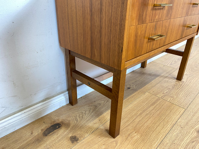 WMK Stilvolle und sehr gut erhaltene kleine skandinavische Kommode in Nussbaum mit Schubladen & schönen Messinggriffen # Lowboard Sideboard Schubladenkommode TV-Lowboard Mid-Century Vintage 60er 70er