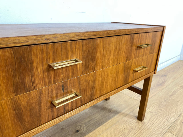 WMK Stilvolle und sehr gut erhaltene kleine skandinavische Kommode in Nussbaum mit Schubladen & schönen Messinggriffen # Lowboard Sideboard Schubladenkommode TV-Lowboard Mid-Century Vintage 60er 70er