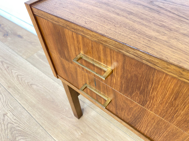 WMK Stilvolle und sehr gut erhaltene kleine skandinavische Kommode in Nussbaum mit Schubladen & schönen Messinggriffen # Lowboard Sideboard Schubladenkommode TV-Lowboard Mid-Century Vintage 60er 70er