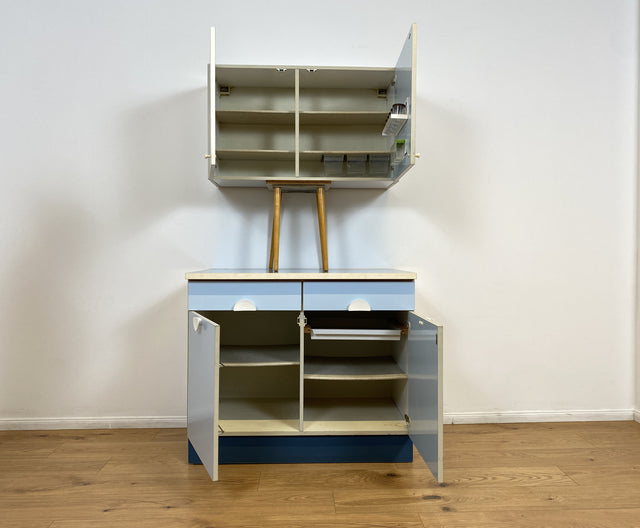 WMK # Kultige blaue Space Age Küchenzeile aus 1976 mit Hängeschrank, Schubladen und Gewürzregal # Küchenbüfett kleine Küche Küchenschrank Küchenhängeschrank Küchenanrichte Kredenz Retro Vintage DDR