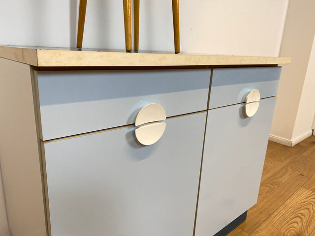 WMK # Kultige blaue Space Age Küchenzeile aus 1976 mit Hängeschrank, Schubladen und Gewürzregal # Küchenbüfett kleine Küche Küchenschrank Küchenhängeschrank Küchenanrichte Kredenz Retro Vintage DDR