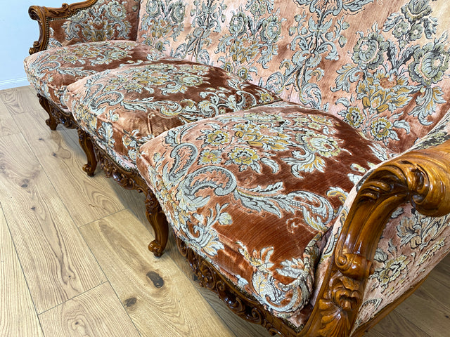 WMK Pompöses und sehr gut erhaltenes Vintage Sofa im Stile des Barock mit edlem Brokat Bezug und reichverziertem Holzrahmen # Couch 3-Sitzer Sitzgarnitur Rokoko Chippendale Stilmöbel Samt Altrosa