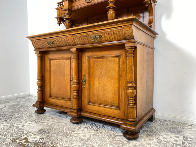 WMK Prachtvoller und gut erhaltener antiker Büffetschrank aus massivem Eichenholz mit prunkvollen Messingbeschlägen, um 1900 # Anrichte Aufsatzbuffett Buffett Schrank Highboard Gründerzeit Vintage