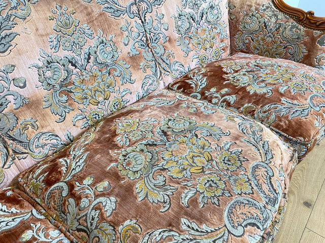 WMK Pompöses und sehr gut erhaltenes Vintage Sofa im Stile des Barock mit edlem Brokat Bezug und reichverziertem Holzrahmen # Couch 3-Sitzer Sitzgarnitur Rokoko Chippendale Stilmöbel Samt Altrosa