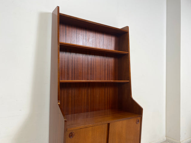 WMK Hochwertiger & sehr gut erhaltener skandinavischer Bücherschrank aus vollem Holz mit Schiebetüren & tollen Holzgriffen # Highboard Regal Bücherregal Kommode Danish Design Mid-Century Vintage 60er