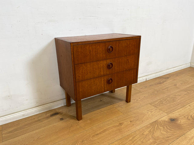 WMK Stilvolle kleine skandinavische Kommode in Teakholz mit Schubladen und formschönen Holzgriffen # Schubladenkommode Wäschekommode Flurkommode Beistelltisch Danish Design Mid-Century Vintage Teak