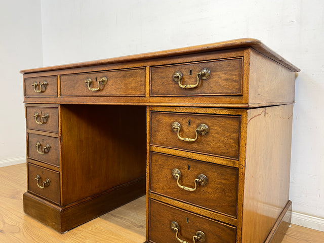 WMK Sehr schöner und geräumiger antiker Schreibtisch im englischem Stil aus vollem Holz mit edlen Messinggriffen & lederbezogener Schreibfläche # Desk Bürotisch Arbeitstisch Vintage Colonial Regency