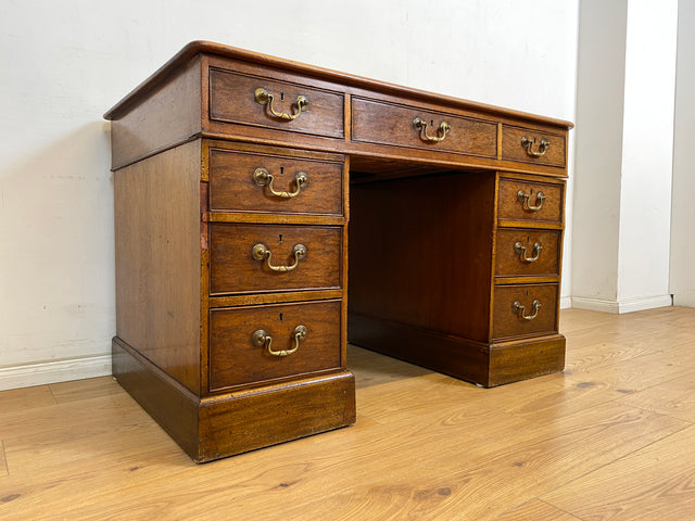 WMK Sehr schöner und geräumiger antiker Schreibtisch im englischem Stil aus vollem Holz mit edlen Messinggriffen & lederbezogener Schreibfläche # Desk Bürotisch Arbeitstisch Vintage Colonial Regency