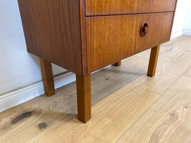 WMK Stilvolle kleine skandinavische Kommode in Teakholz mit Schubladen und formschönen Holzgriffen # Schubladenkommode Wäschekommode Flurkommode Beistelltisch Danish Design Mid-Century Vintage Teak