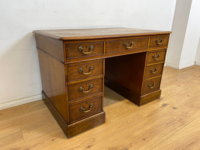 WMK Sehr schöner und geräumiger antiker Schreibtisch im englischem Stil aus vollem Holz mit edlen Messinggriffen & lederbezogener Schreibfläche # Desk Bürotisch Arbeitstisch Vintage Colonial Regency