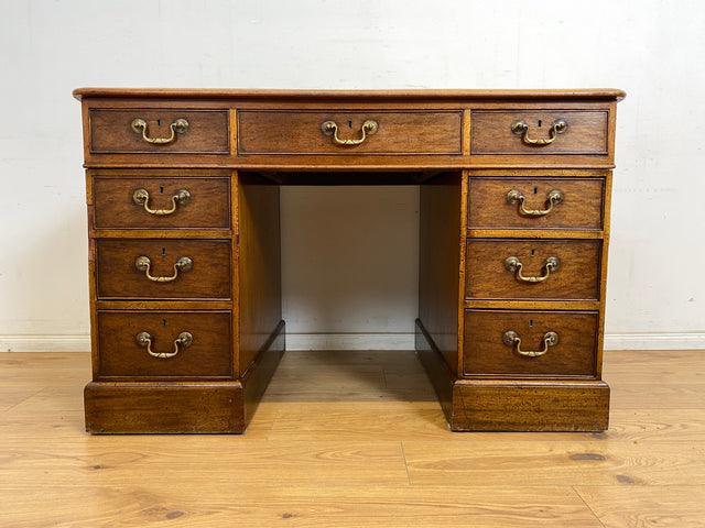 WMK Sehr schöner und geräumiger antiker Schreibtisch im englischem Stil aus vollem Holz mit edlen Messinggriffen & lederbezogener Schreibfläche # Desk Bürotisch Arbeitstisch Vintage Colonial Regency