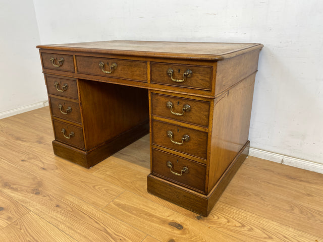 WMK Sehr schöner und geräumiger antiker Schreibtisch im englischem Stil aus vollem Holz mit edlen Messinggriffen & lederbezogener Schreibfläche # Desk Bürotisch Arbeitstisch Vintage Colonial Regency