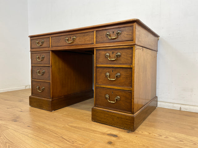 WMK Sehr schöner und geräumiger antiker Schreibtisch im englischem Stil aus vollem Holz mit edlen Messinggriffen & lederbezogener Schreibfläche # Desk Bürotisch Arbeitstisch Vintage Colonial Regency