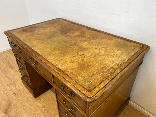 WMK Sehr schöner und geräumiger antiker Schreibtisch im englischem Stil aus vollem Holz mit edlen Messinggriffen & lederbezogener Schreibfläche # Desk Bürotisch Arbeitstisch Vintage Colonial Regency