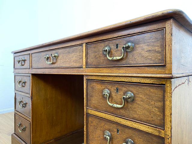 WMK Sehr schöner und geräumiger antiker Schreibtisch im englischem Stil aus vollem Holz mit edlen Messinggriffen & lederbezogener Schreibfläche # Desk Bürotisch Arbeitstisch Vintage Colonial Regency