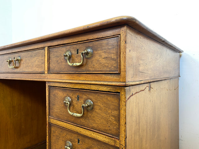 WMK Sehr schöner und geräumiger antiker Schreibtisch im englischem Stil aus vollem Holz mit edlen Messinggriffen & lederbezogener Schreibfläche # Desk Bürotisch Arbeitstisch Vintage Colonial Regency