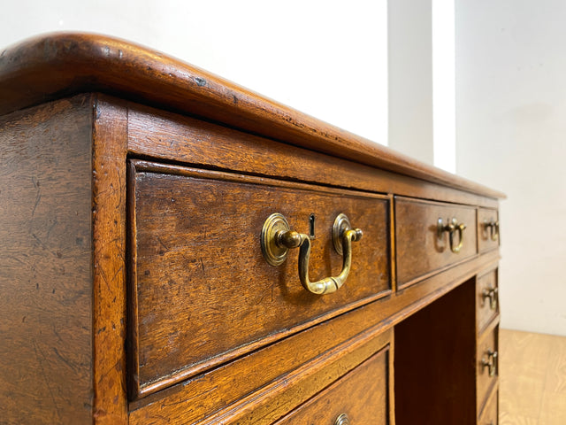 WMK Sehr schöner und geräumiger antiker Schreibtisch im englischem Stil aus vollem Holz mit edlen Messinggriffen & lederbezogener Schreibfläche # Desk Bürotisch Arbeitstisch Vintage Colonial Regency