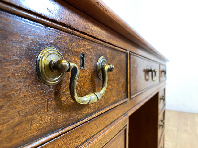 WMK Sehr schöner und geräumiger antiker Schreibtisch im englischem Stil aus vollem Holz mit edlen Messinggriffen & lederbezogener Schreibfläche # Desk Bürotisch Arbeitstisch Vintage Colonial Regency