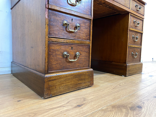 WMK Sehr schöner und geräumiger antiker Schreibtisch im englischem Stil aus vollem Holz mit edlen Messinggriffen & lederbezogener Schreibfläche # Desk Bürotisch Arbeitstisch Vintage Colonial Regency