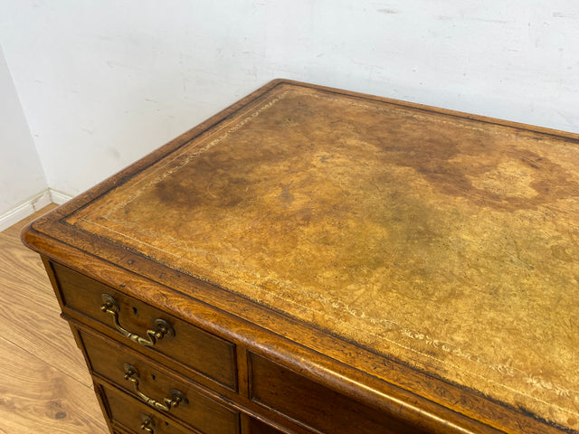 WMK Sehr schöner und geräumiger antiker Schreibtisch im englischem Stil aus vollem Holz mit edlen Messinggriffen & lederbezogener Schreibfläche # Desk Bürotisch Arbeitstisch Vintage Colonial Regency