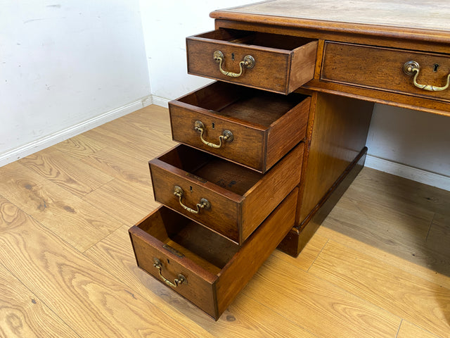 WMK Sehr schöner und geräumiger antiker Schreibtisch im englischem Stil aus vollem Holz mit edlen Messinggriffen & lederbezogener Schreibfläche # Desk Bürotisch Arbeitstisch Vintage Colonial Regency