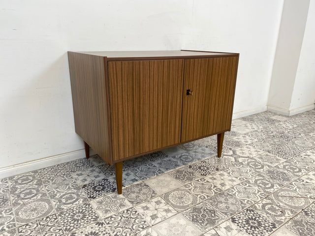 WMK Hübsche, geräumige und sehr gut erhaltene 70er Jahre Komode mit konischen Füßen und Ablage # Sideboard Schrank Fernsehenkommode TV-Kommode Wäschekommode Retro Vintage DDR VEB # Lieferung möglich